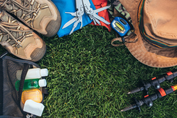 俯视图的远足设备和配件图片下载