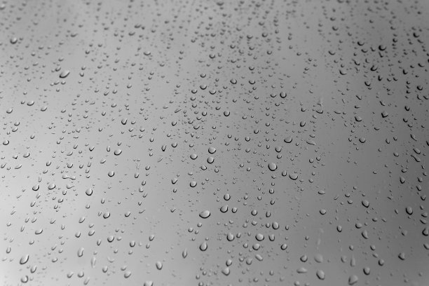 小雨打在窗口图片下载