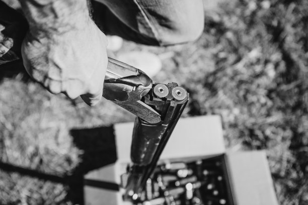 亨特给猎枪装双筒子弹盒图片下载