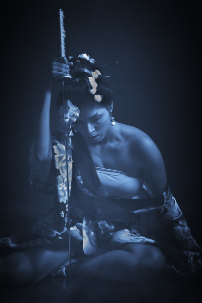 穿着和服的年轻日本女士图片下载