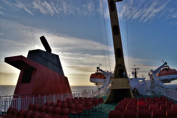 北大西洋的日出——清晨从卡斯尔贝穿过马尔海峡到奥班，内赫布里底群岛，苏格兰西北部图片下载