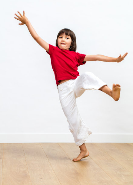 兴奋的小孩子在练习武术时晕倒了图片下载