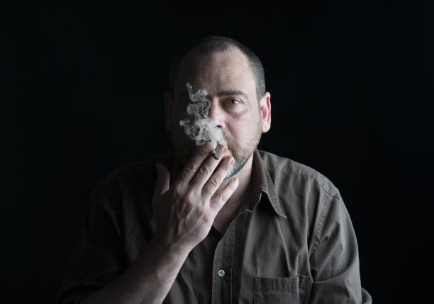 男人吸烟香烟图片下载