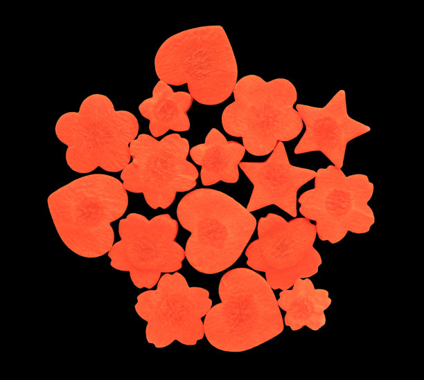 胡萝卜切成心形，樱花和星形孤立在黑色背景上。图片下载