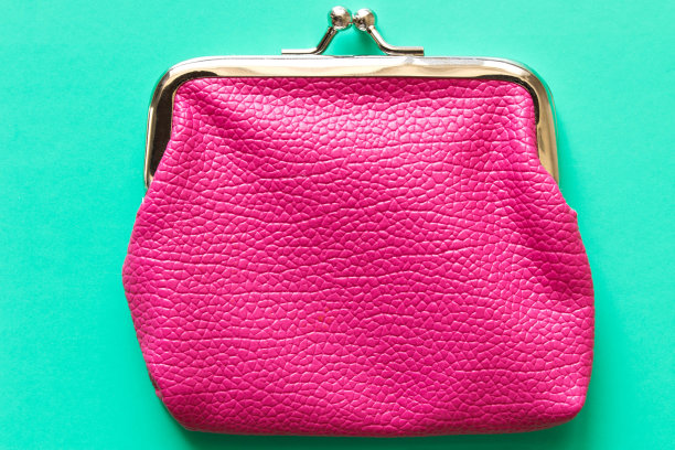 粉红色钱包在绿松石背景。关闭了。俯视图图片下载