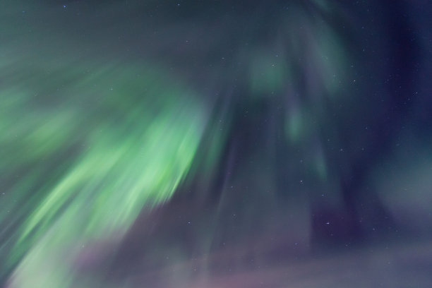 天空被动态北极光照亮图片下载