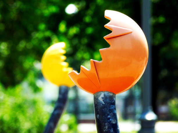 公园里五颜六色的塑料操场设备图片下载