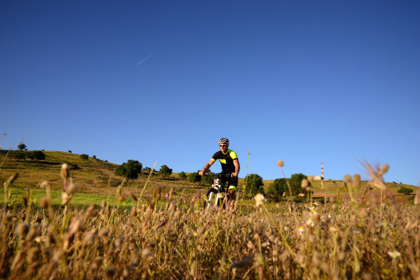 年轻的运动员和他的山地车。图片下载