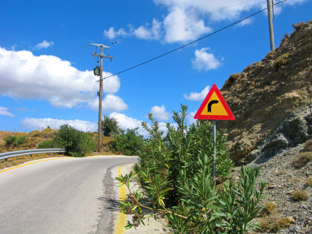 路牌，向右转，山路图片下载