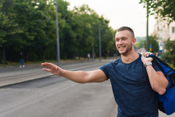 年轻人在街上等出租车图片下载