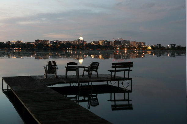 美丽的日落后的城市景观。图片下载