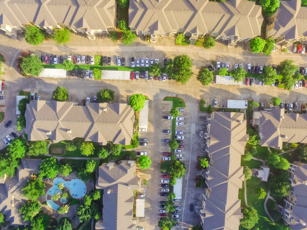 俯视图公寓车库满车停车场图片下载