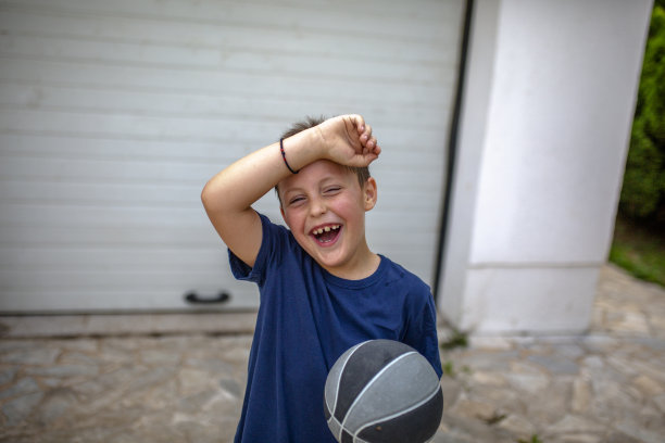 男孩在他的前院打篮球图片下载