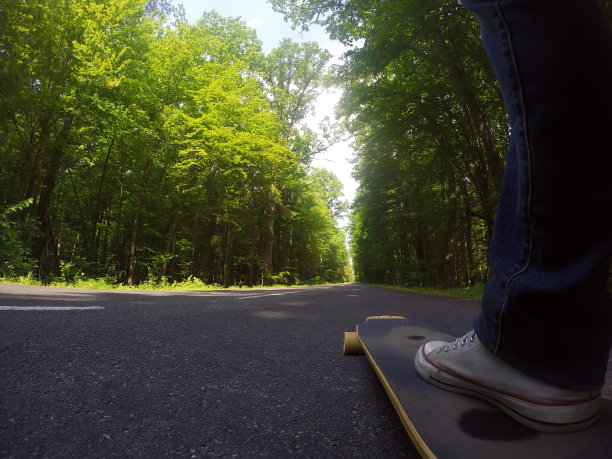 脚踏在滑板上的特写，图片下载