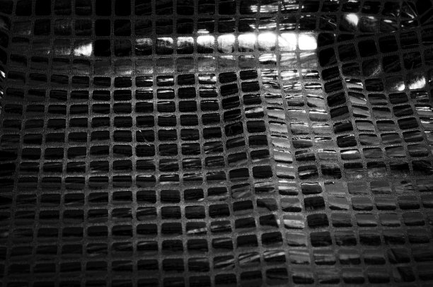 质地、背景、模式。带有大亮片的灰黑色织物。就像一种混合了镜面效果的绑定油漆，这些灰色反光的浅色闪光是真正独特的。图片下载