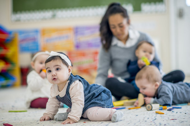 婴儿和保姆。图片下载