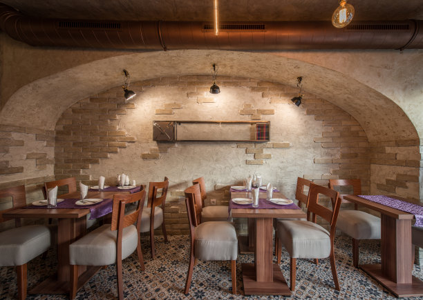 复古餐厅的内部，桌子天花板和砖墙图片下载