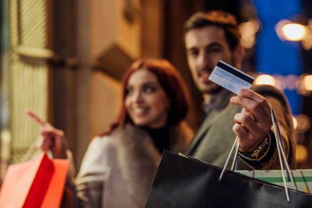 晚上用信用卡购物的情侣图片下载