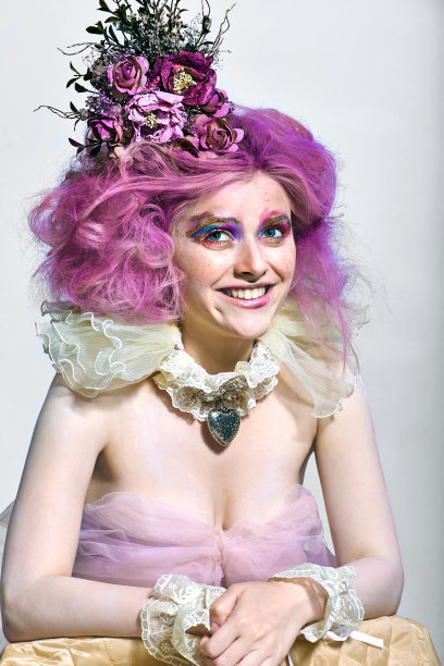 长着紫色头发的漂亮女孩。明亮的化妆图片下载