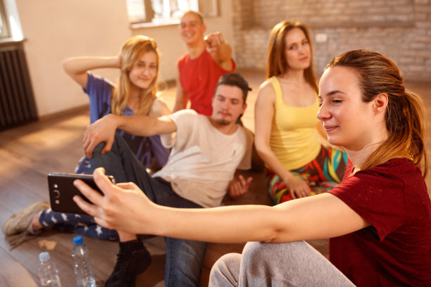 和朋友在健身房里自拍的女孩图片下载