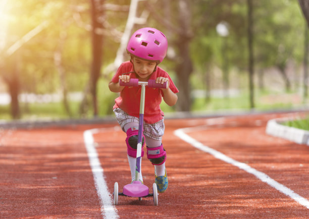 可爱的小女孩骑着滑板车图片下载