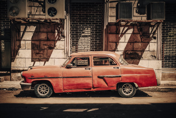 古巴哈瓦那，一辆老旧的美国汽车停在大街上图片下载