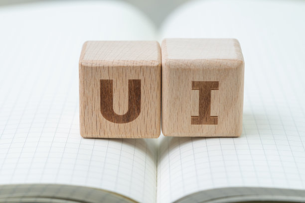 UI，用户界面设计概念，立方体木块与字母U和I的网格线笔记本，电脑或移动应用程序平面设计的平滑可用性图片下载