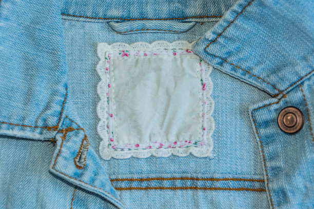 标签上的女人牛仔夹克。图片下载