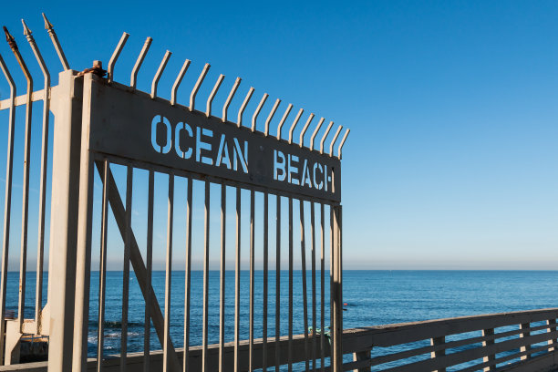 钓鱼码头上的锻铁栅栏图片下载