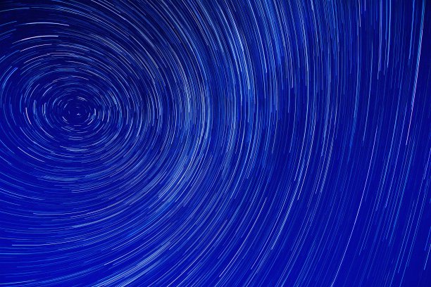 星星在蓝天上划过图片下载