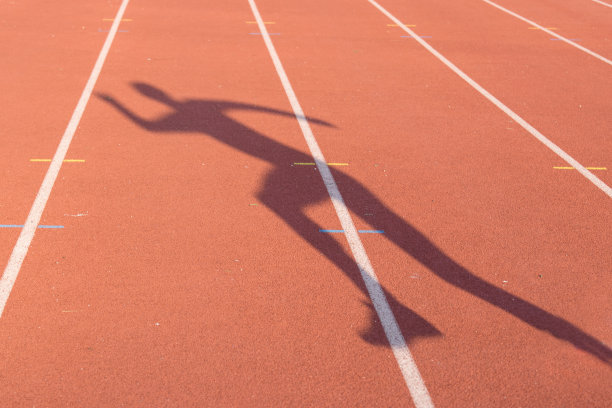 红色跑道上的人影。体育的概念图片下载