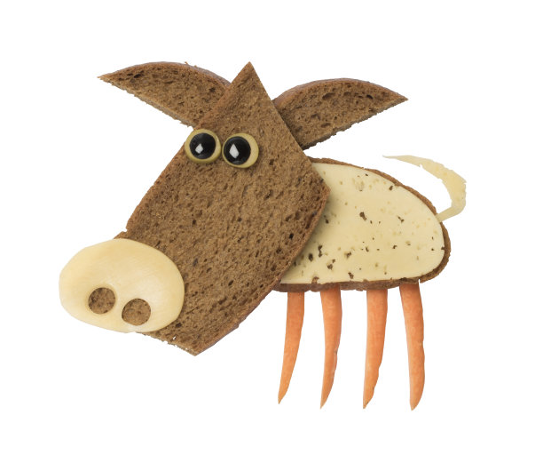 用面包和奶酪做的猪在白色的背景上图片下载