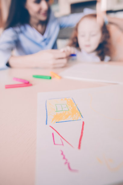 在桌子上画房子和家庭图片下载