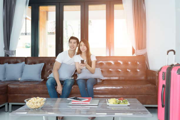 夫妻甜蜜的家概念。图片下载