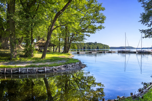 在波兰度假-夏天在德拉斯科湖海湾的帆船图片下载