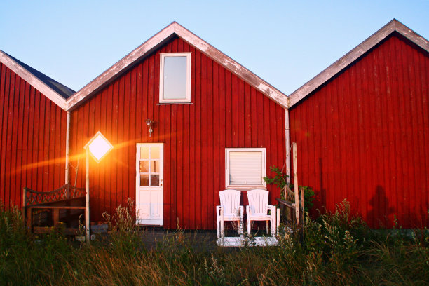 夕阳下的红房子图片下载