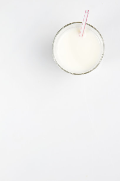 顶视图牛奶玻璃隔离在白色图片下载