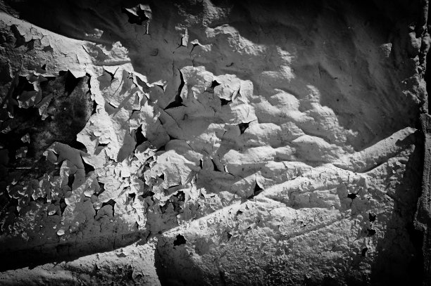 质地、背景、模式。一幅垃圾摇滚风格的画，画的是混凝土墙上一幅破旧的油漆。陈旧的垃圾抽象背景和褪色的中心区域为你的文本或图片图片下载