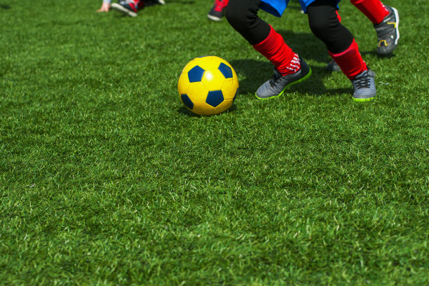 男孩们踢足球图片下载