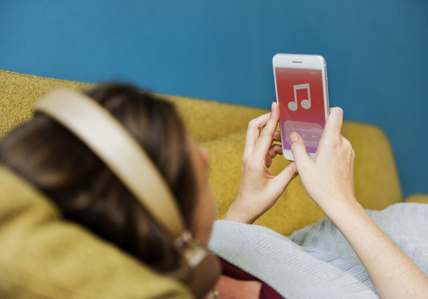 坐在沙发上听音乐的女人图片下载