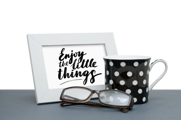 享受小事情。镜框上的手写题词图片下载