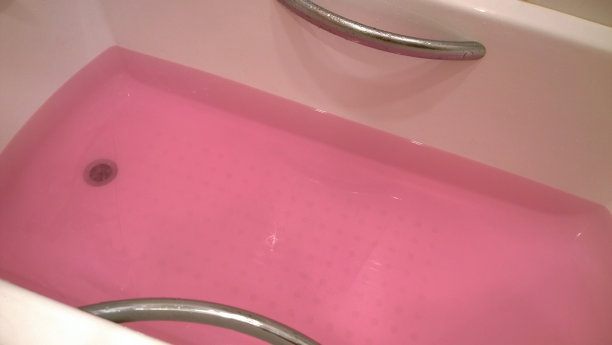 用芳香油放松沐浴后产生的玫瑰色水图片下载