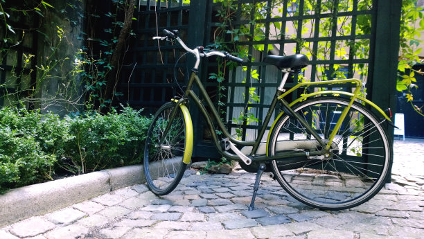 明亮整洁的自行车停在大城市的房子的院子里图片下载