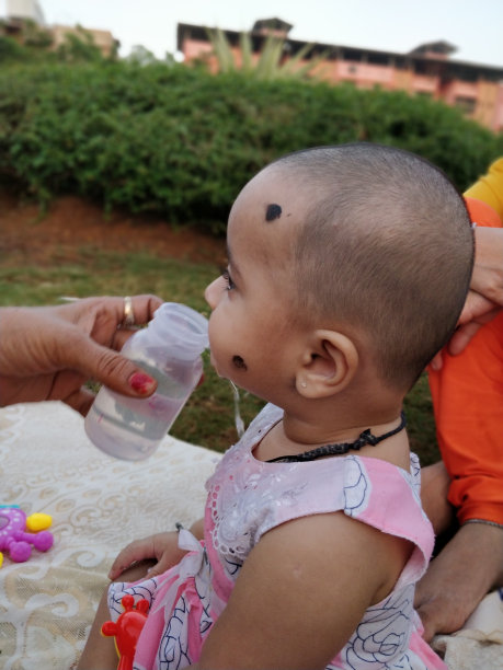 公园里可爱的小婴儿的肖像素材图片