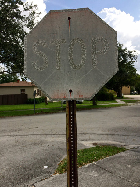 老的，风化的，晒伤的，生锈的停止标志，在移动设备上拍摄图片下载
