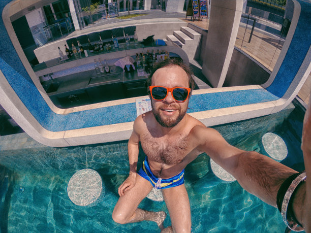 快乐的人在游泳池夏天时间慢动作在泰国图片下载