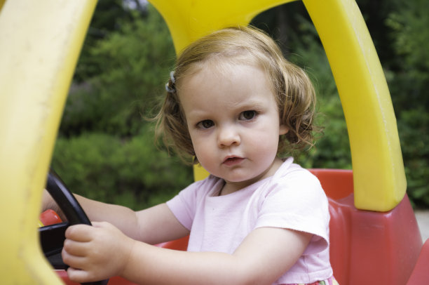 学开车的小女孩图片下载