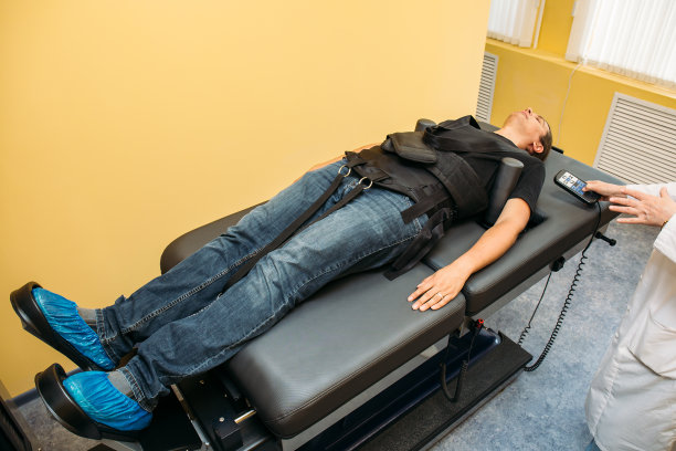 在专用医疗器械上拉伸脊柱，治疗椎间盘和脊柱疝。现代物理治疗图片下载