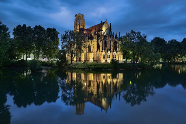德国斯图加特，火湖上的圣约翰教堂图片下载