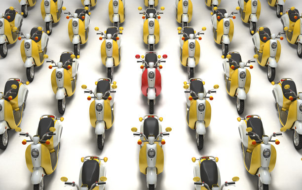 独特的概念。高流量。红色的滑板车在前面无数的黄色滑板车中行进。高角度的观点。三维演示图片下载